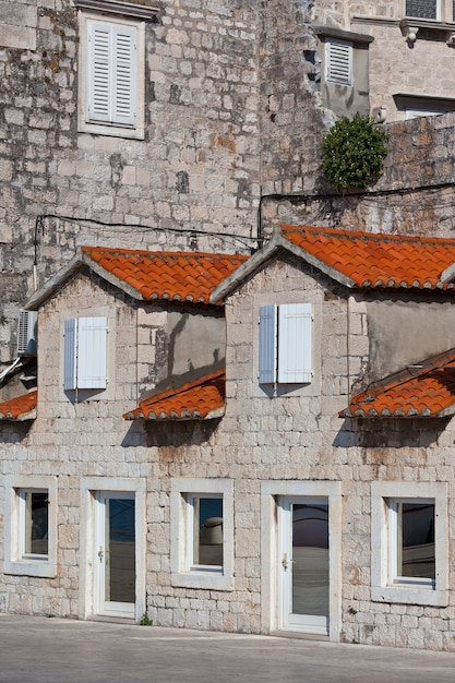 Edifici in pietra di Trogir, Croazia. Colpo verticale