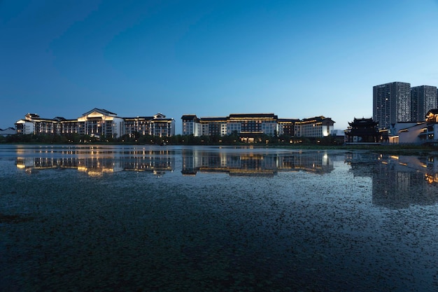 Edifici in stile cinese in riva al lago la sera