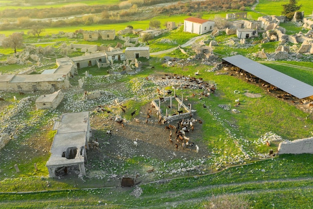 Edifici in un villaggio tradizionale abbandonato utilizzato per un allevamento di capre a Cipro