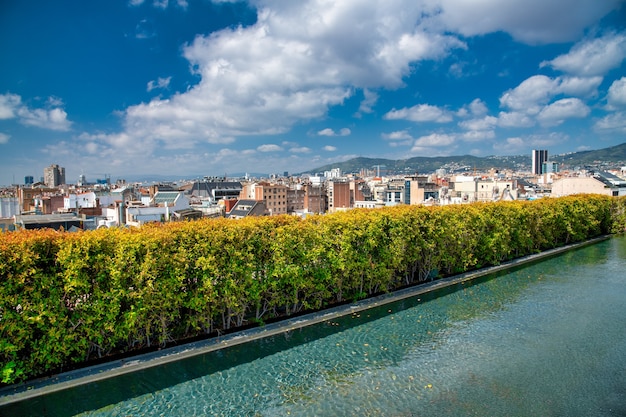 Edifici lungo Passeig de Gracia in una bella giornata di sole, vista aerea dello skyline di Barcellona.