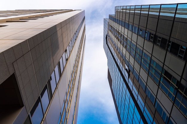 Edifici moderni con cielo blu