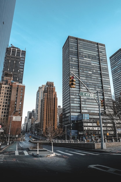 Edifici moderni contro il cielo a New York City