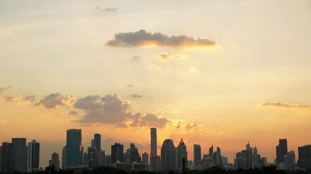 Edifici moderni contro il cielo durante il tramonto