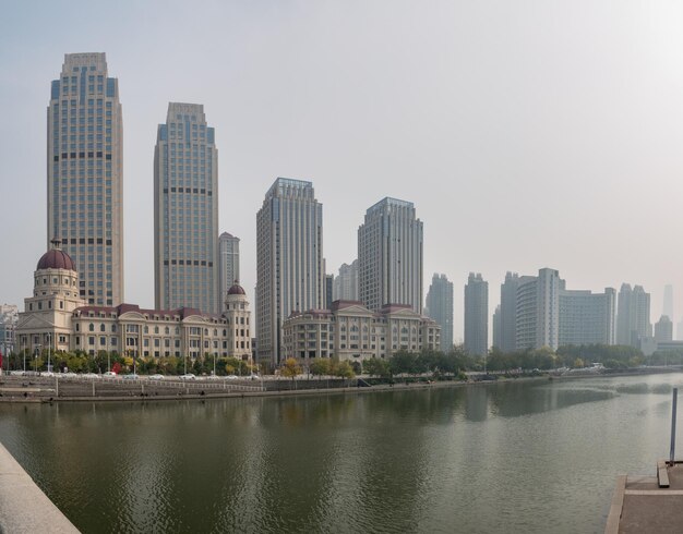 Edifici moderni del fiume Haihe a Tianjin