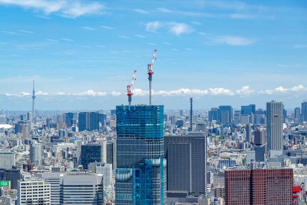 Edifici moderni in città contro il cielo