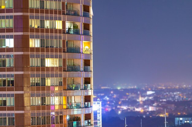 Edifici moderni in città di notte