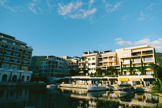 Edifici moderni nel porto resort montenegro