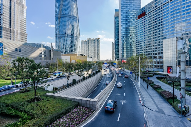 Edifici moderni urbani e strade, piattaforme