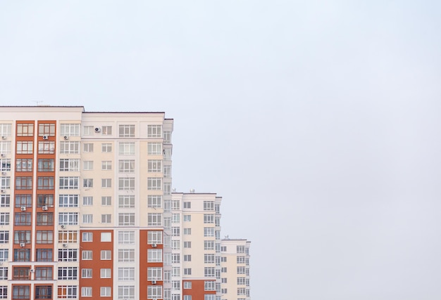 Edifici multipiano contro il cielo Il concetto di acquisto di una nuova casa o di un nuovo quartiere residenziale L'acquisto di una nuova casa