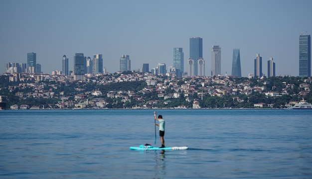 Edifici nel lato dello stretto del Bosforo di Istanbul in Turchia