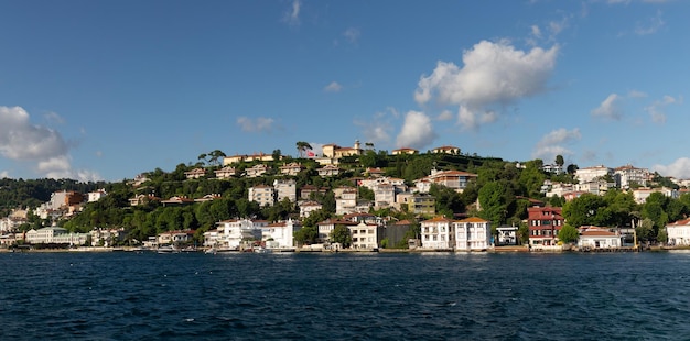 Edifici nel lato dello stretto del Bosforo di Istanbul in Turchia