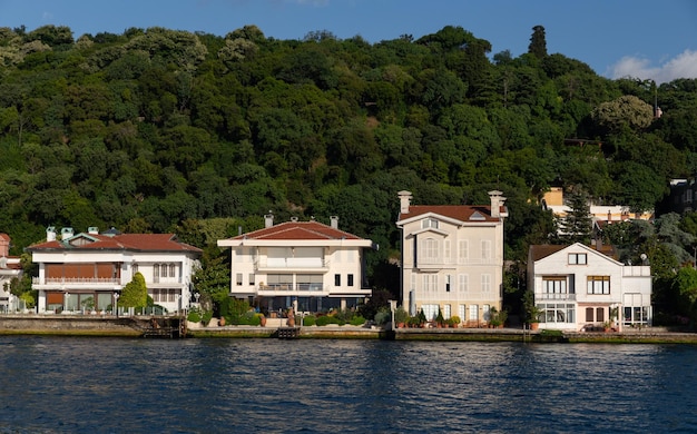 Edifici nel lato dello stretto del Bosforo di Istanbul in Turchia