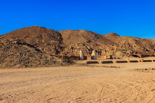 Edifici nel villaggio beduino nel deserto arabo in Egitto