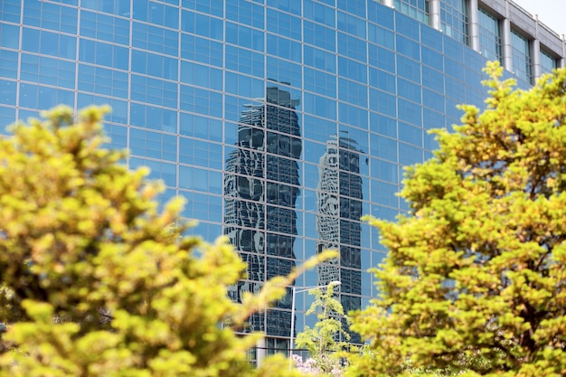 Edifici per uffici che si riflettono nella parete di vetro di un altro edificio a Seoul