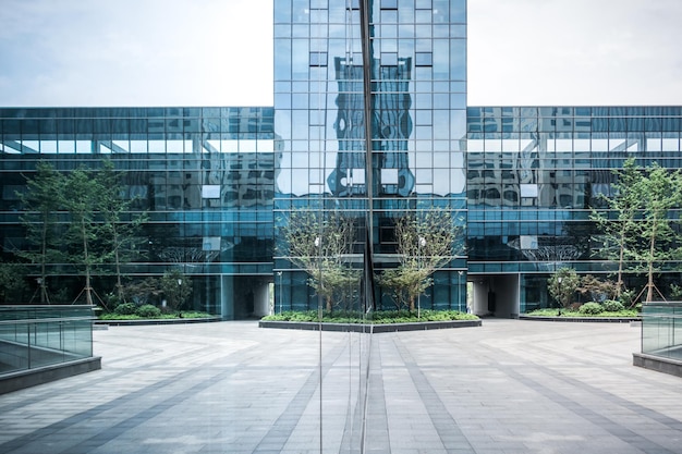 Edifici per uffici di paesaggio urbano con architettura aziendale moderna e concetto di successo