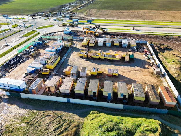 Edifici per uffici mobili o ufficio del sito container per la vista del cantiere dall'alto fotografia con drone Locali domestici dei costruttori Città di costruzione