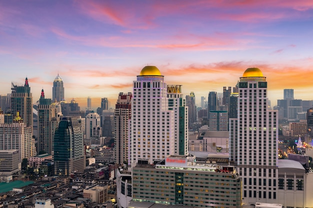 Edifici per uffici moderni di vista aerea nella città di Bangkok del centro con l'ora del tramonto, Bangkok, Thailand