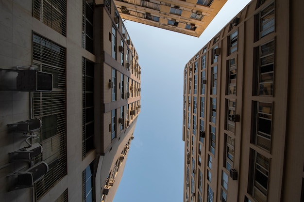 Edifici residenziali che guardano in alto dal basso nel giorno del cielo blu