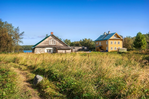 Edifici residenziali della Santissima Trinità Skete sulle isole Solovetsky dell'isola di Anzer