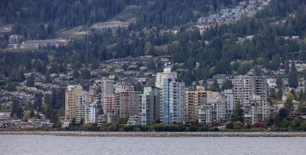 Edifici residenziali in una città moderna sulla costa occidentale dell'Oceano Pacifico