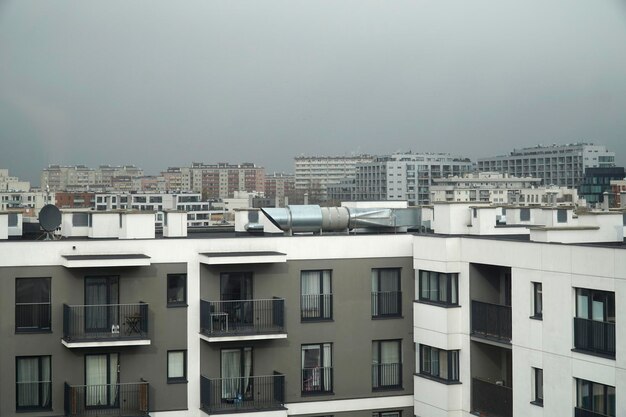 Edifici residenziali moderni con balconi Concetto di problemi immobiliari e abitativi
