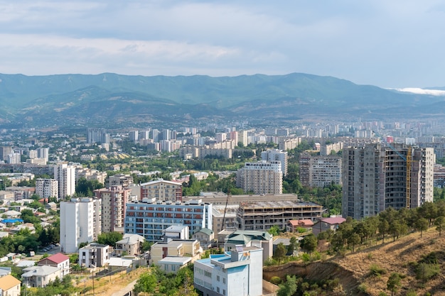 Edifici residenziali nella città di Tbilisi. paesaggio urbano