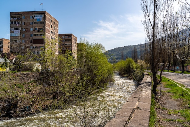Edifici residenziali su Getapnya Street lungo il fiume Agshtev a Dilijan Armenia