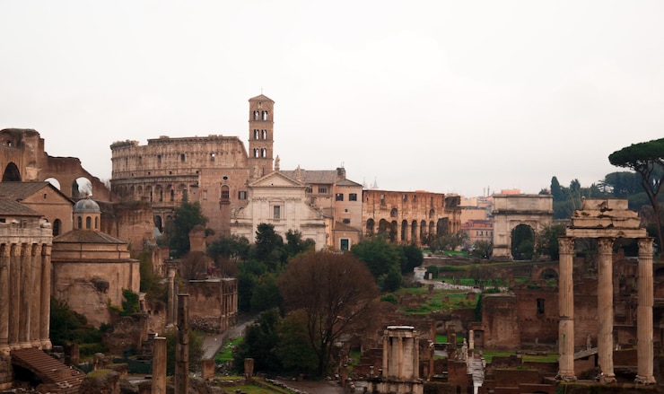 Foto edifici storici contro un cielo limpido