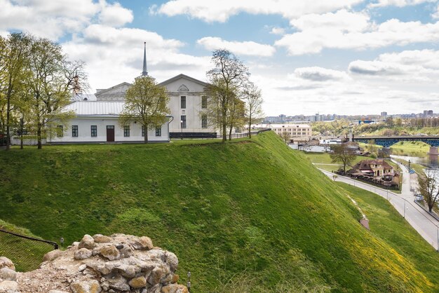 Edifici storici del castello medievale in alta montagna a Grodno Bielorussia durante la giornata di sole con belle nuvole