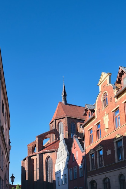 Edifici storici e lato posteriore della chiesa di San Nicola a Wismar in Germania