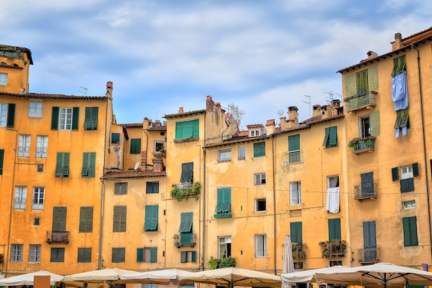 Edifici storici in Piazza del Anfiteatro a Lucca