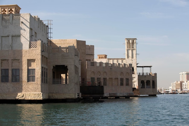 Edifici storici per fiume a Dubai