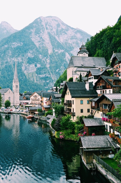 Edifici sul lago contro la montagna in città