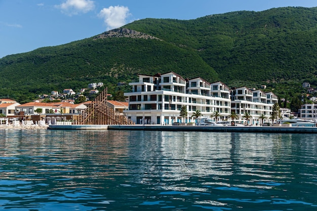 Edifici sulla costa del Montenegro