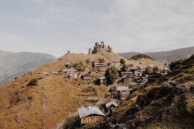Edifici sulla montagna contro il cielo