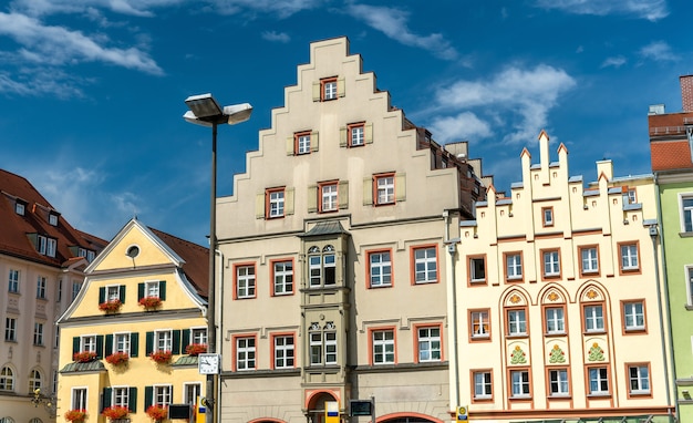 Edifici sulla piazza Arnulfsplatz nella città vecchia di Regensburg, Germania. sito del patrimonio mondiale