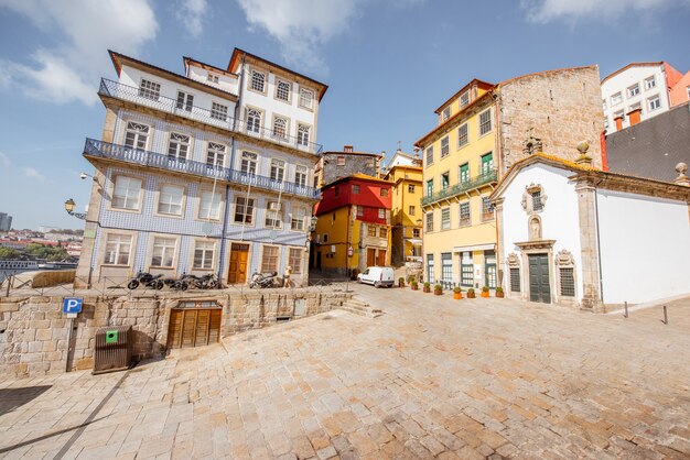 Edifici sulla piazza Largo Terreiro nella città di Porto, Portugal