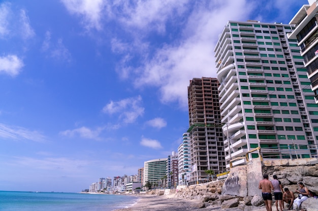 Edifici sulla spiaggia di Salinas, Ecuador