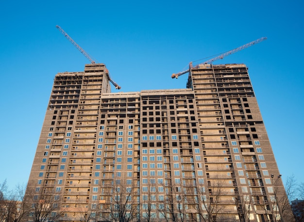 Edificio a più piani in costruzione sullo sfondo del cielo blu