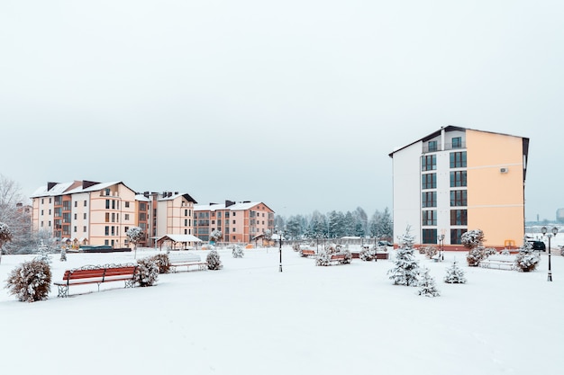 Edificio a più piani vicino a un bellissimo parco invernale