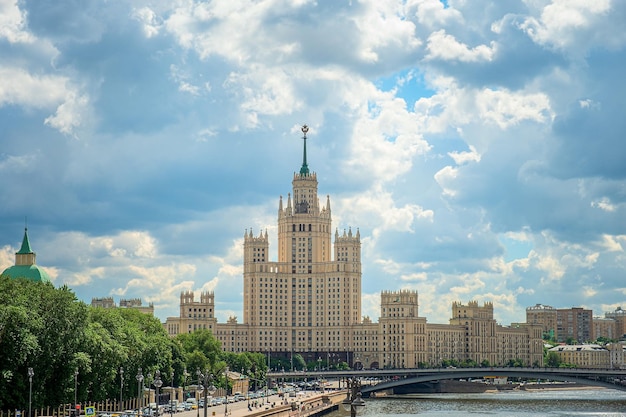 Edificio a torre sull'argine di Kotelnicheskaya a Mosca