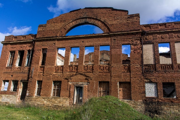 Edificio abbandonato in mattoni rossi. Vecchio country club