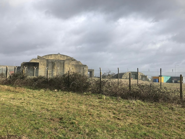 Edificio abbandonato sul campo contro il cielo