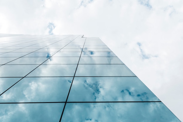 Edificio alto e nuvole di vista di angolo basso