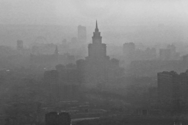 Edificio alto nella città della nebbia