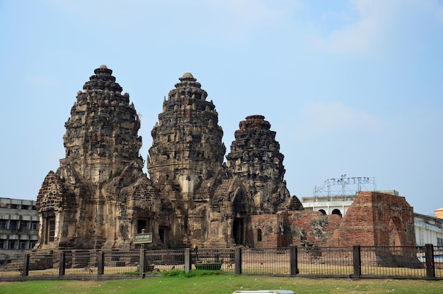 Edificio antico e rovine Phra Prang Sam Yod a Lopburi Thailandia