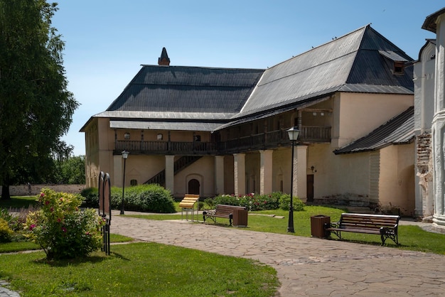 Edificio archimandrita nel monastero di Spaso Evfimiev in un giorno d'estate Suzdal Vladimir regione Russia