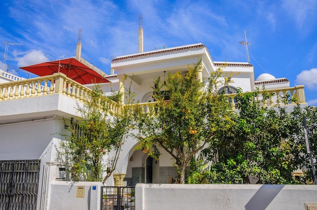 Edificio bianco con alberi di melograno ad Hammamet Tunisia