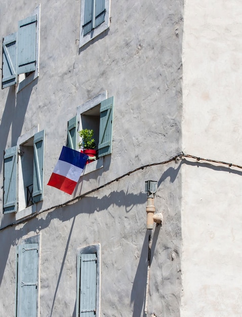 Edificio bianco con bandiera nazionale della Francia