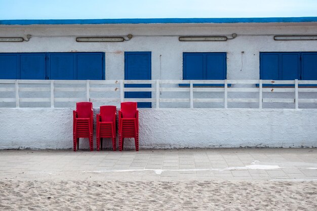 Edificio bianco e blu sulla spiaggia